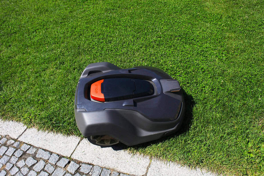 Robotmaaier rijdt over oprit